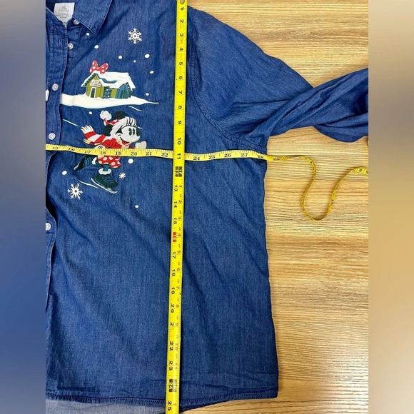 Like New Disney Denim Shirt Mickey Minnie Embroidered Ice Skating 2X - Picture 8 of 9
